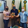 Professor João Inácio Wenzel presenteia município com um exemplar do Livro Memória e Identidade Teuto-Brasileira em Cerro Largo