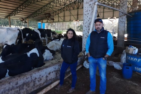 Natália Ferreira, Pós Graduada em Zootecnia Na UFSM, visita propriedades leiteiras do municípios com diferentes sistemas de produção