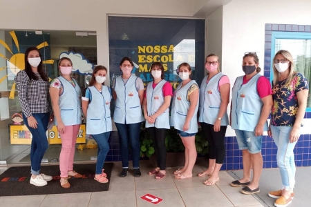 Professores da Escola de Educação Infantil recebem jalecos Professores da Escola de Educação Infantil recebem jalecos