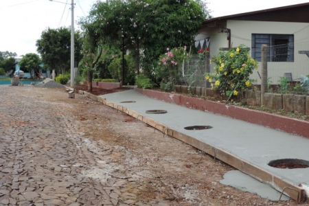 Município realiza projeto de parceria com munícipes na construção de calçadas 