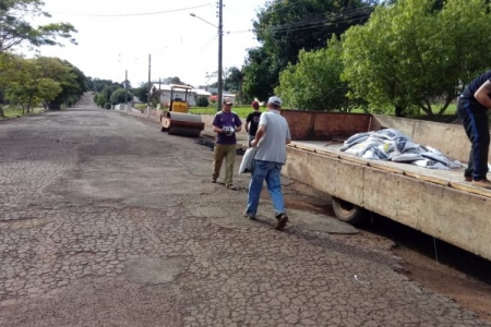 Operação tapa-buracos está sendo realizado na Rua 1º de Maio em Salvador das Missões