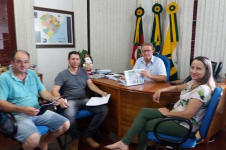 EMATER/RS-ASCAR de Salvador das Missões entrega relatório de atividades do ano de 2018 para a Administração Municipal