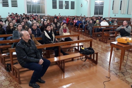 Escola Padre Afonso Rodrigues reúne 95% de pais e alunos em noite de palestra